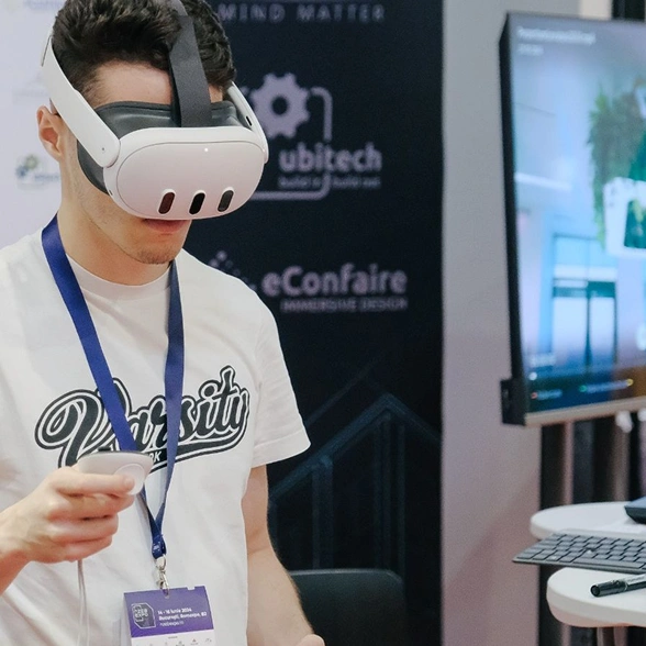 Vizitator testând ochelari VR la standul expozițional nZEB Expo