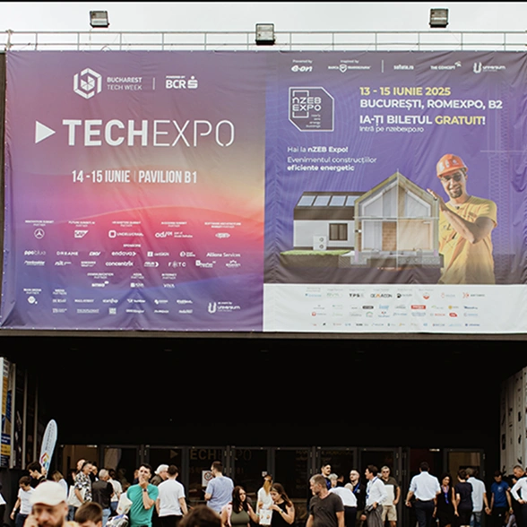 Colaj fotografii de la Tech Expo București cu standuri expoziționale și conferință