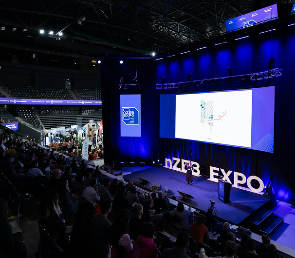 Colaj fotografii de la evenimentul nZEB Expo – sală de conferințe, scenă și public
